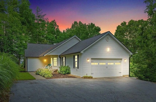 Skyland House | Spacious 5-bedroom mountain view house in beautiful Asheville