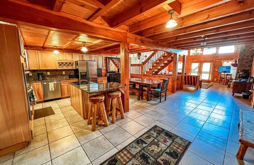 Grassy Creek Cabin | Spacious 5BR Mountain Lodge | Hot Tub, Pool Table & Scenic Views