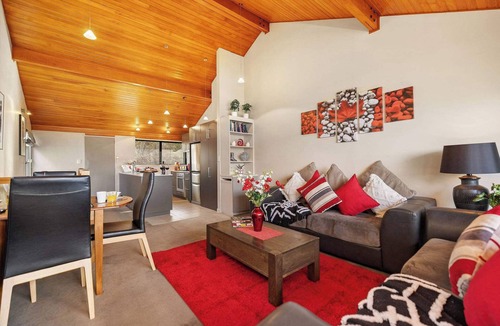 Fernhill House | SPACIOUS ALPINE LAKE VIEW SPA TOWNHOUSE WALK TO TOWN
