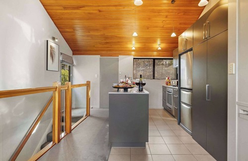 Fernhill House | SPACIOUS ALPINE LAKE VIEW SPA TOWNHOUSE WALK TO TOWN