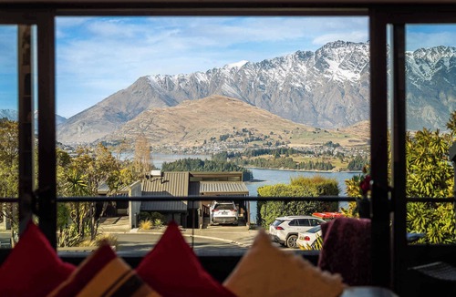 Fernhill House | SPACIOUS ALPINE LAKE VIEW SPA TOWNHOUSE WALK TO TOWN