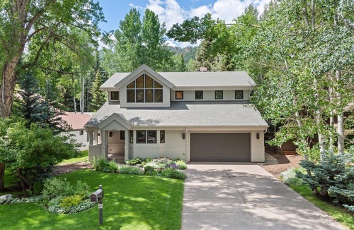 West End House | Spacious and cozy 5,000sf retreat walking distance to downtown!