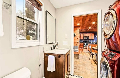 Beech Mountain Cabin | Spacious Cabin w/Hot Tub Close To Ski Lifts