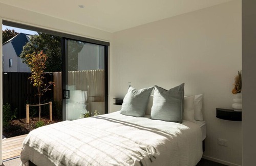 Linwood Villa | Spacious Central Townhouse – Perfect for All
