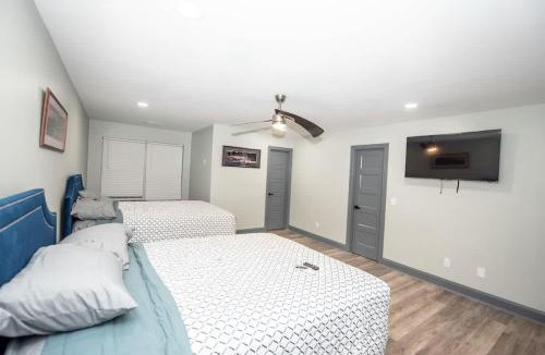 Dawsonville House | Spacious Dawsonville 4 bedrooms with 8 beds Sleeps 10 for Work crews and Large groups of friends and families