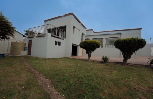 Port Elizabeth House | Spacious family home in central PE! Near mall, hospital, beachfront, airport
