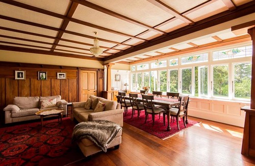 Ongaonga Cabin | Spacious Luxurious Room Rental near Ruahine Forest Park, North Island