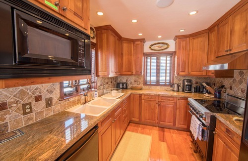 Mount Crested Butte Condo | Spacious ski in double condo prime base area location by Mountaineer Square.