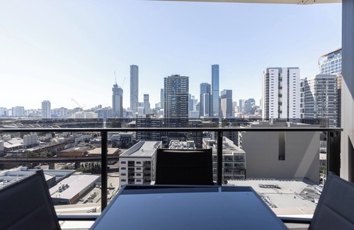 South Brisbane Apartment | Spectacular views, king bd + single bed & parking