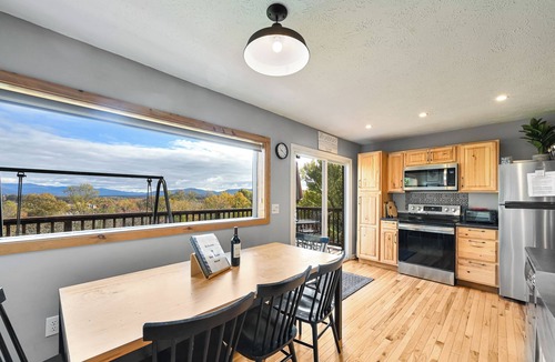 Skyland House | Spectacular Views! Hot Tub-10 mins from Dwntwn Asheville-Huge Fenced Yard!