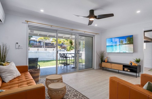 Rainbow Beach Apartment | Spindrift - 1/10 Spectrum Street - Rainbow Beach. All beds made. Wifi. Pets welcome.