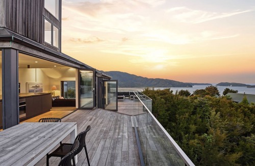 Ngaio Bay House | Split Apple Holiday House