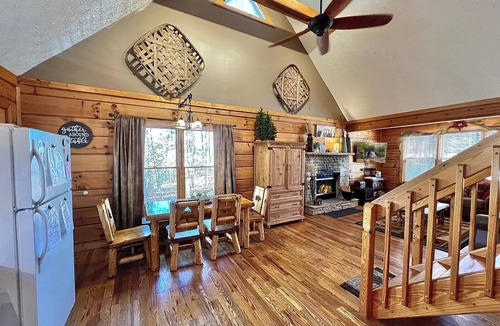 Sevierville Cabin | Spring specials 6 miles from Dollywood🎢 HotTub wooded setting 5⭐️ reviews
