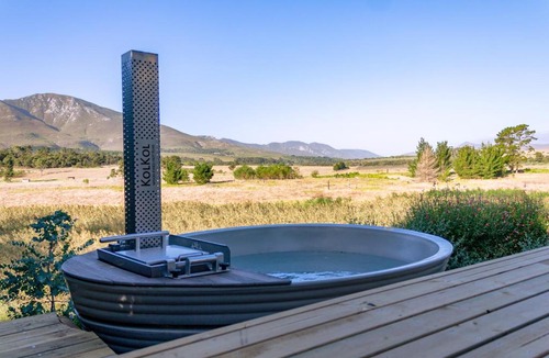 Stanford Villa | Stanford Riverside Retreat - Hotub & Pool
