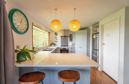 Hanmer Springs House | Stay7A: 4BR Modern Comfort, Sky TV, Views – Walk to Village & Pools