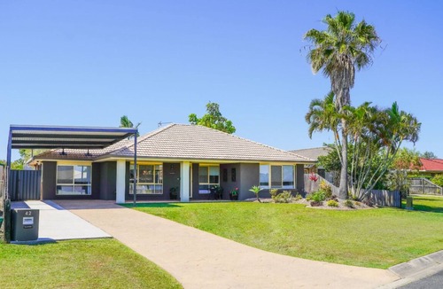 Urraween House | Stays with Ripley, 4bed, 2 bath pet friendly home only 3min drive to Hosp/beach!