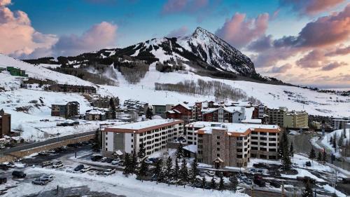 Mount Crested Butte House | Stellar Location Hot Tub Heated Pool Steam Room Gym