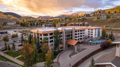 Mount Crested Butte House | Stellar Location Hot Tub Heated Pool Steam Room Gym