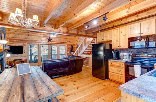 Ellijay Cabin | STEPS FROM THE RIVER, Fast Internet, Hot Tub, Fishing, Peaceful, Family Friendly