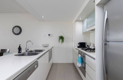 Brisbane Central Business District Apartment | Stunning 3 Bedroom with RiverViews+2 carparks+Huge Balcony+WIFI+Pool+Tennis Court+Gym & Steam Room