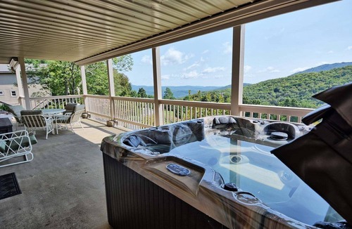 Seven Devils Ski Chalet | Stunning 3BR chalet in Seven Devils, NC, featuring mountain views and a hot tub.