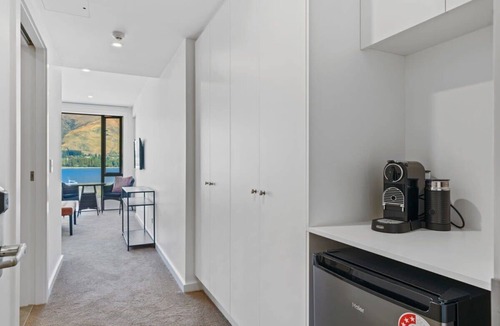 Wanaka Apartment | Stunning Lakefront Studio w/Hot Tub & View