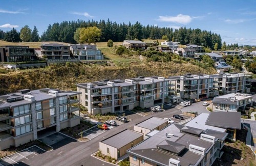 Wanaka Apartment | Stunning Lakefront Studio w/Hot Tub & View