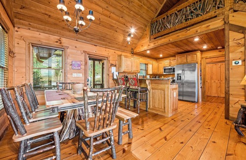 Mineral Bluff House | STUNNING mountain views facing sunset, hot tub, 3 king bedrooms + attached baths