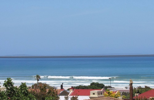 Voelklip House | Stunning mountain views, close to beach, family friendly enclosed private garden
