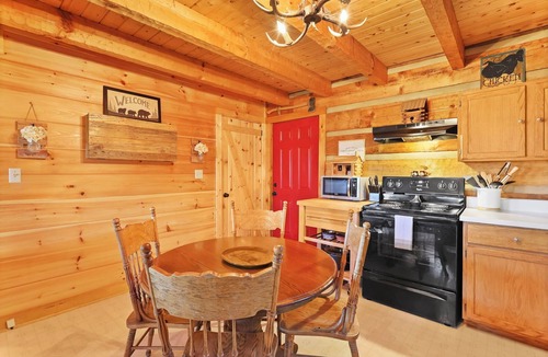 Lansing Cabin | Stunning Mountain Views! Secluded Log Cabin with Hot Tub near West Jefferson
