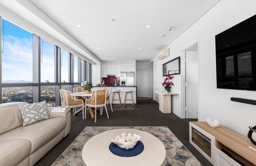Brisbane Central Business District Apartment | Stunning River View 2-Bed with Pool