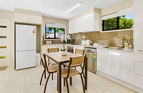 Beerwah House | Stunning Sunlight Swan