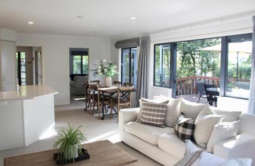 Havelock North House | Stylish Havelock Retreat with Spa & 5 min walk to Village