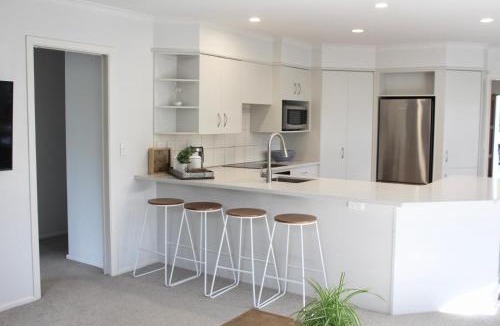 Havelock North House | Stylish Havelock Retreat with Spa & 5 min walk to Village