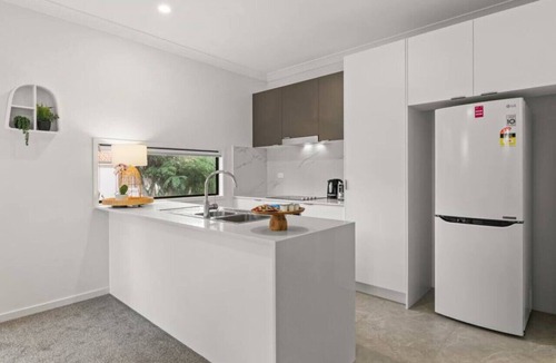 Southport House | Stylish, Spacious 3 bedroom Townhouse, GC central