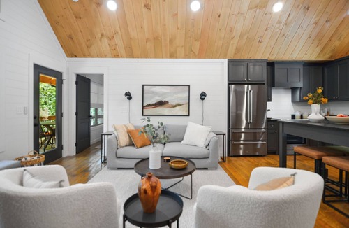 Cherry Log Cabin | Summer Discounts - Modern Luxury Cabin - Kings Beds - Hot tub