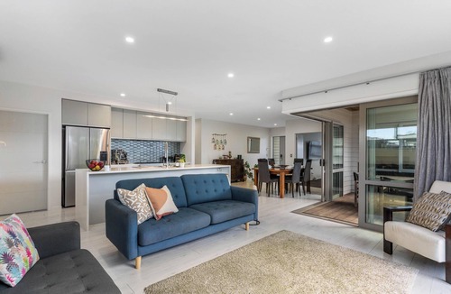 Papamoa Beach House | Sun and Surf Retreat - Papamoa Beach Holiday Home