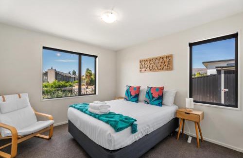 Albert Town House | Sunny Riverside Park | Pool Access & Mountain Views