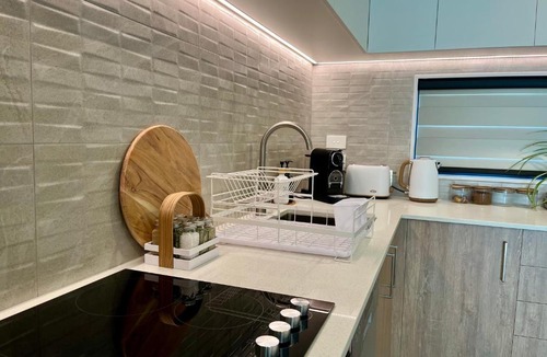 Linwood Apartment | Sunny, Stylish & Private Parking - Two Bedroom Townhouse Near One NZ
