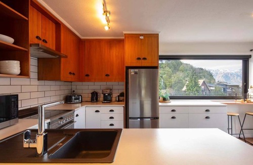 Sunshine Bay House | Sunshine Bay Stay | Lake Views & Cosy Fireplace