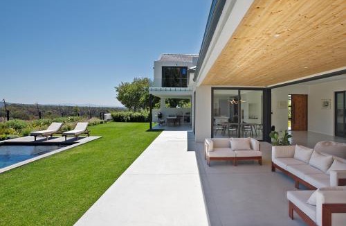 Steenberg Estate Villa | Table Mountain Constantiaberg view
