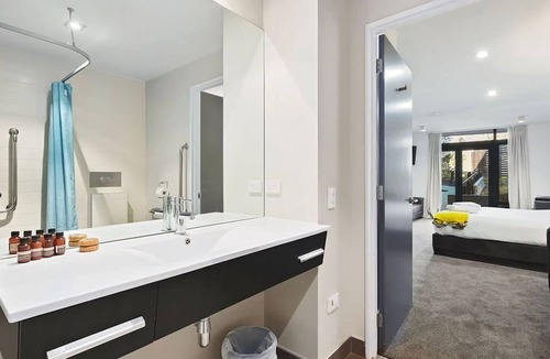 Queenstown Apartment | The Alps Studio - Cosy one bed right in the centre of Queenstown