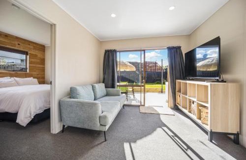 Algies Bay House | The Bay House - Matakana Holiday Home