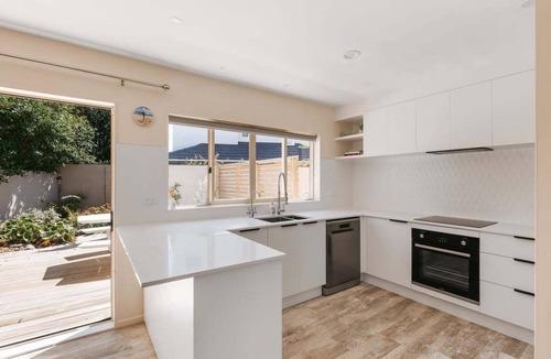 Papamoa Beach Resort | The Dune House -Spacious Family-Friendly Retreat Steps from Papamoa Beach, Perfect for Groups up to 10 with Sun-Filled Deck, Flexible Layout, Outdoor Shower, and Easy Access to Local Dining, Shops & Scenic Walks