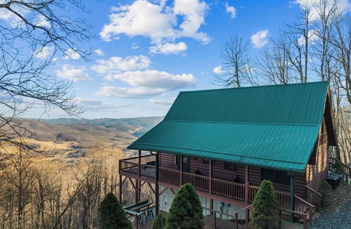 West Jefferson Cabin | The Flight Deck, Amazing Views, Sleeps 14, Firepit, Bunks, Game Room