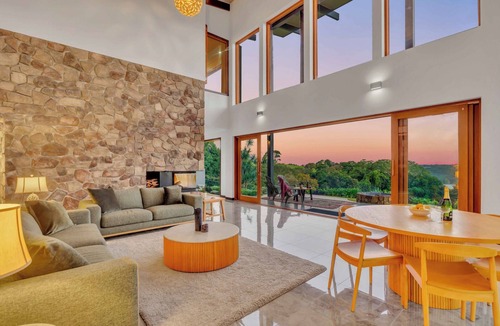 Montville Villa | The Haven Montville 4-bedroom: air-con, secure garage, luxury panoramic views