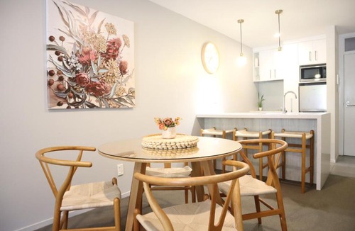 Mount Maunganui Apartment | The Hideaway - Gym, Sauna, Spa - Beach Access - Secure Parking