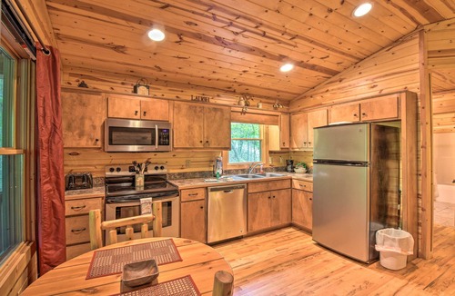 Helen Cabin | ‘The HoneyBee’ Cabin w/Private Porch + Hot Tub