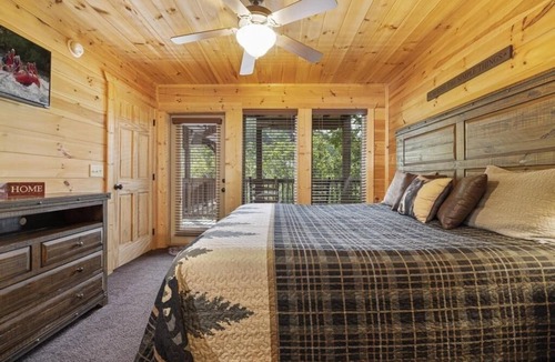 Pigeon Forge Cabin | The Mallard by RedAwning