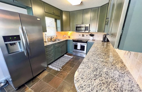West Jefferson Ski Chalet | The Mtns Are Calling. Stay Cool - 3BR/2BA Golf Course w/Hot Tub, Pets
